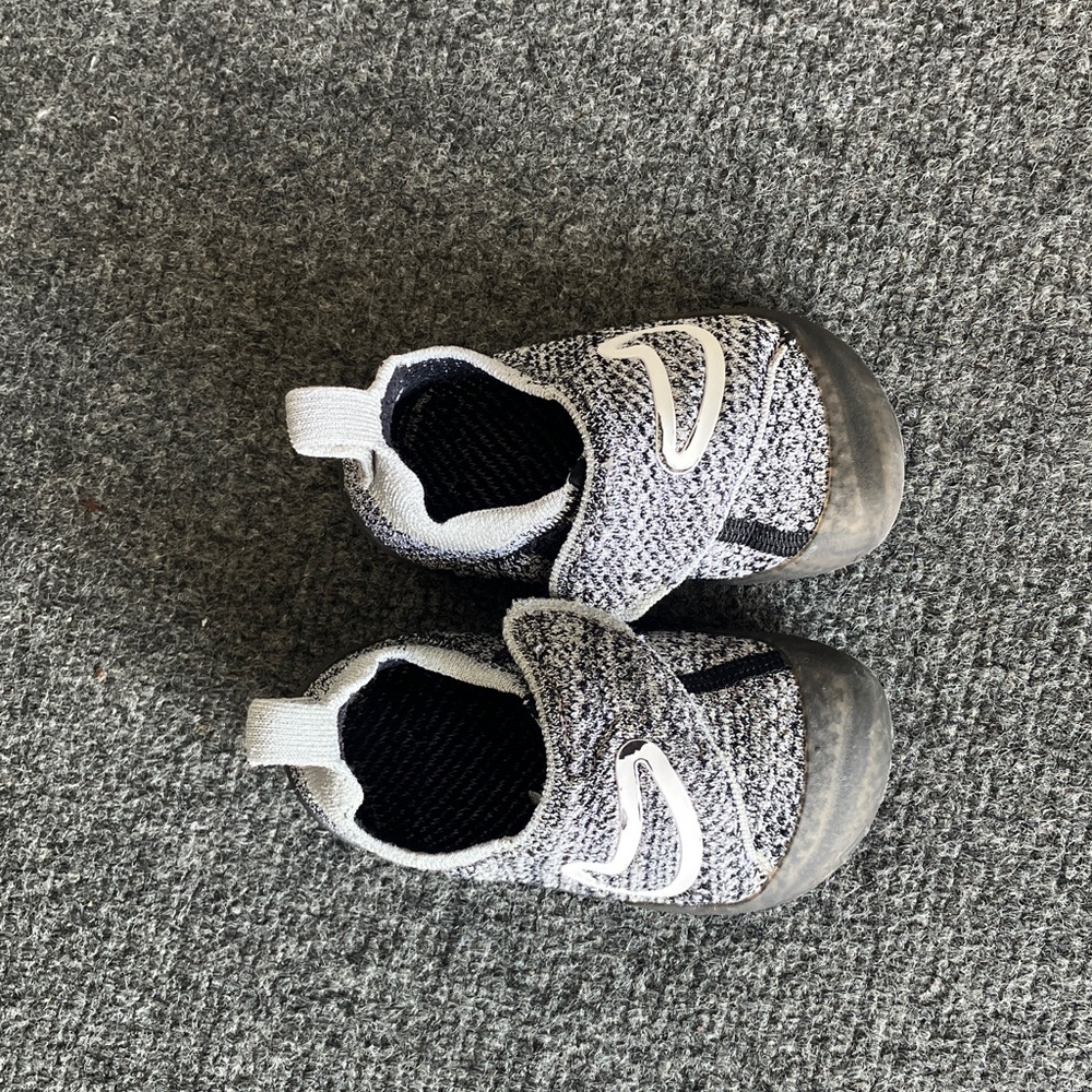 Nike swoosh 1 Kids Toddler Black and Gray Sneakers.
Super popular .
